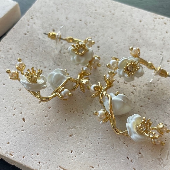 Les NEREIDES Elegant Gold and Cream Floral Earrings - Picture 2 of 5